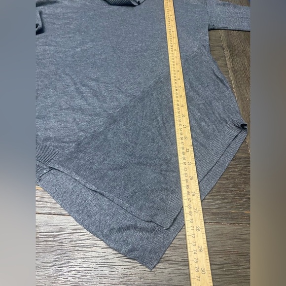 Verve Ami Asymmetric long Sleeve Cowl Neck Lightweight Sweater Gray Size M - Picture 4 of 6